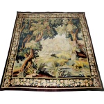 Tapeçaria estilo Aubusson em lã, representando paisagem com floresta, riacho, pássaro e arara. Ao fundo, vista de morro com castelo renascentista. Borda floral. 247 x 250 cm.
