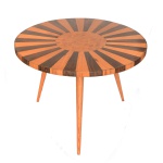 Mesa de centro em madeira com parqueterie de madeiras claras. Tampo no formato circular, construído em secções com belos veios. Apoio sobre três pernas retas colocadas em diagonal. 47 x 65 cm. Este lote encontra-se em Belo Horizonte, MG, e só estará disponível em nossa loja a partir do dia 13 de Outubro.