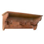 Porta Casacos de parede em madeira, de formato retangular. Apresenta três ganchos para roupas, encimado por prateleira para chapéus sustentada por montantes laterais recortados. 27 x 81 x 25 cm. Este lote encontra-se em Belo Horizonte, MG, e só estará disponível em nossa loja a partir do dia 13 de Outubro.