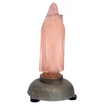 Luminária de mesa em vidro representando figura de Nossa Senhora. Base de metal.  25 (total) x 13 cm. Imagem com 20 cm. Este lote encontra-se em Belo Horizonte, MG, e só estará disponível em nossa loja a partir do dia 13 de Outubro.