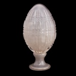 Pinha de vidro artístico de Murano na cor branca. Formato piriforme com decoração em lapidados. Base circular. Séc. XX. 25 cm. Este lote encontra-se em Belo Horizonte, MG, e só estará disponível em nossa loja a partir de uma semana após o término do leilão.