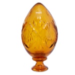 Pinha de vidro artístico de Murano na cor âmbar. Formato piriforme com decoração em lapidados. Base circular. Séc. XX. 31 cm. Este lote encontra-se em Belo Horizonte, MG, e só estará disponível em nossa loja a partir do dia 13 de Outubro.