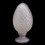Pinha de vidro artístico de Murano na cor branca. Formato piriforme com decoração em lapidados. Base circular. Séc. XX. 18 cm. Este lote encontra-se em Belo Horizonte, MG, e só estará disponível em nossa loja a partir do dia 13 de Outubro.