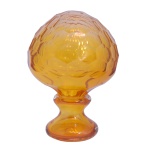 Pinha de vidro artístico de Murano na cor ambar. Formato esférico com lapidados. Base circular. Séc. XX. 19 x 13 cm. Este lote encontra-se em Belo Horizonte, MG, e só estará disponível em nossa loja a partir do dia 13 de Outubro.
