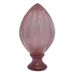 Pinha de vidro artístico de Murano na cor rosa com bolhas douradas. Formato piriforme com decoração em lapidados. Base circular. Séc. XX. 28 x 15 cm. Este lote encontra-se em Belo Horizonte, MG, e só estará disponível em nossa loja a partir do dia 13 de Outubro.