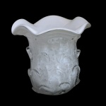 Vaso de vidro artístico de Murano lavrados em bulicante, com bordas onduladas e de cor na cor branca leitosa. 13 x 14 cm. Este lote encontra-se em Belo Horizonte, MG, e só estará disponível em nossa loja a partir do dia 13 de Outubro.