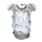 Vaso em cristal de Murano lavrados em bullicante, com bordas onduladas e translúcidos. Moldados com escamas em relevo, no formato cactos.  18 x 23 cm. Este lote encontra-se em Belo Horizonte, MG, e só estará disponível em nossa loja a partir do dia 13 de Outubro.