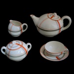 Serviço para chá Art Deco de porcelana. Fundo de superfície branca com decoração com frisos coloridos. Constando de 9 peças, sendo: 1 bule (14 x 25 cm), 1 açucareiro (11 x 15 cm), 1 leiteira (10 x 12 cm) e 6 xícaras com pires (4 x 12 cm / 14 cm). No fundo das peças, marcado: Made in Chechoslovaquia. Este lote encontra-se em Belo Horizonte, MG, e só estará disponível em nossa loja a partir do dia 13 de Outubro.
