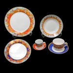 WOLF  Conjunto de peças para jantar de porcelana nacional. Decoração modelo Versace. No fundo marca da manufatura Wolf. Constando de 60 peças, sendo: 12 pratos rasos (27 cm), 12 pratos fundos (20 cm), 12 pratos sobremesa (19 cm), 12 xícara para chá (6 x 11 cm / 15 cm pires) e 12 xícaras para café (5 x 7 cm / 12 cm pires). Peças novas. Sem uso. Este lote encontra-se em Belo Horizonte, MG, e só estará disponível em nossa loja a partir do dia 13 de Outubro.