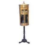 Raro e antigo Service Antiseptique francês, chamado também de Poêle à Barbier, estufa usada em barbearias. Corpo cilíndrico em metal amarelo com duas portas, encimada por reservatório de água com pequena torneira à frente. Coluna central em ferro fundido, ornada por anelados, apoiada em base com pés lavrados. O aquecimento a gás permitia a obtenção de vapor para desinfectar pentes e escovas, esterilizar navalhas, instrumentos e tesouras, como também aquecer toalhas de rosto e água do reservatório. A função antisséptica era feita com lamparina a álcool. Traz a inscrição Service Antiseptique e a marca do fabricante em Paris. Final do séc. XIX. 141 x 40 cm. Este lote encontra-se em Belo Horizonte, MG, e só estará disponível em nossa loja a partir do dia 13 de Outubro.