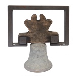 Antigo sino de igreja com cabeça de carneiro, moldado em bronze. Estrutura de sustentação completada por moldura retangular em ferro. 49 cm (alt total). Sino 23 cm (sino). 22 cm (bocal). Este lote encontra-se em Belo Horizonte, MG, e só estará disponível em nossa loja a partir do dia 13 de Outubro.