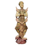 Estatueta tailandesa em madeira policromada, representando dançarino. Apresenta-se de pé, com ricas roupas entalhadas com estilizações e realçadas por pequenos espelhos embutidos. Base de formato ovalado.113 x 33 x 26 cm. Apresenta restauros. Este lote encontra-se em Belo Horizonte, MG, e só estará disponível em nossa loja a partir do dia 13 de Outubro.