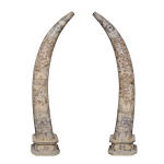Par de esculturas chinesas no formato de presas de elefante, construídas com estruturas em madeira, revestidas por placas de osso esculpidas em alto relevo e policromadas. Frentes ornamentadas por grandes reservas apresentando cenas do paraíso taoista, com os Oito Imortais ladeados por árvores e nuvens. Versos e extremidades ornados por rosáceas, adornos simbólicos e frisos estilizados. Bases no estilo, de formato retangular chanfrado, com bordas salientes gravadas com motivos geométricos. 100 cm (alt). 11 x 24 cm (base). Este lote encontra-se em Belo Horizonte, MG, e só estará disponível em nossa loja a partir do dia 13 de Outubro.
