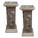 Par de colunas chineses de secção quadrangular, construídos com estruturas em madeira revestidas por placas de osso esculpidas em alto relevo. Plateaux ornados por faixas florais e frisos geométricos, apoiados em colunas retas ornamentadas por flores e folhagens sobre fundo preto. Bases almofadadas decoradas por bordas lisas. 77 x 31 x 31 cm. Este lote encontra-se em Belo Horizonte, MG, e só estará disponível em nossa loja a partir do dia 13 de Outubro.
