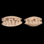 Conjunto de duas pequenas esculturas chinesas em marfim no formato de conchas meio abertas, revelando interiores esculpidos com jardins e personagens. 2 x 5 cm / 2 x 4 cm. Este lote encontra-se em Belo Horizonte, MG, e só estará disponível em nossa loja a partir do dia 13 de Outubro.