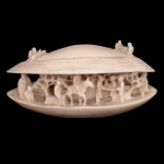 Pequena escultura chinesa em marfim no formato de concha meio aberta, revelando interior esculpido com cena palaciana e personagens. Sobre a concha, pequenas figuras sentadas. 3 x 6 cm. Este lote encontra-se em Belo Horizonte, MG, e só estará disponível em nossa loja a partir do dia 13 de Outubro.