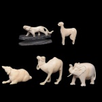 Conjunto de 5 pequenas esculturas em marfim representando animais selvagens. Marca Índia sob a barriga do elefante. Um com base em madeira. sendo: camelo (4 x 4 cm), elefante (3 x 5 cm), raposa (3 x 5 cm) e 2 cachorros (3 x 2 cm / 2 x 4 cm). Este lote encontra-se em Belo Horizonte, MG, e só estará disponível em nossa loja a partir do dia 13 de Outubro.