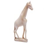 Pequena escultura africana em marfim representando girafa, de pé sobre base oblonga. 14 x 5 cm. Este lote encontra-se em Belo Horizonte, MG, e só estará disponível em nossa loja a partir do dia 13 de Outubro.