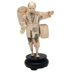 Estatueta japonesa em marfim com realces a nanquim, representando camponês. Base em madeira. 14 x 7 cm (escultura).  3 x 6 cm (base). Peça colada. Este lote encontra-se em Belo Horizonte, MG, e só estará disponível em nossa loja a partir do dia 13 de Outubro.