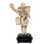Estatueta japonesa em marfim com realces a nanquim, representando vendedor. Base em madeira. 15 x 9 cm (escultura). 3 x 7 cm (base). Este lote encontra-se em Belo Horizonte, MG, e só estará disponível em nossa loja a partir do dia 13 de Outubro.