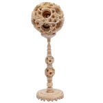 "Puzzle Ball", conhecida também pelo nome de "Bola do Mistério" escultura chinesa em marfim contendo várias esferas esculpidas umas dentro das outras, sendo a externa lavrada com dragão. Apresenta suporte com haste reta e torneada apoiada em base circular.15 x 5 cm. Este lote encontra-se em Belo Horizonte, MG, e só estará disponível em nossa loja a partir do dia 13 de Outubro.