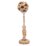 Puzzle Ball, conhecida também pelo nome de Bola do Mistério, escultura chinesa em marfim contendo várias esferas esculpidas umas dentro das outras, sendo a externa lavrada com dragão. Apresenta suporte com haste reta e torneada, sustentada por pequena figura feminina apoiada em base circular. 13 x 3 cm. Este lote encontra-se em Belo Horizonte, MG, e só estará disponível em nossa loja a partir do dia 13 de Outubro.