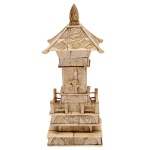 Pagode chinês de formato quadrangular, construído em placas de osso gravadas e ornadas por estilizações e figuras simbólicas. Edificação com vários níveis bordados por balaústres, apresentando ao centro portas revelando nicho. Parte superior encimada por telhado com quinas reviradas e ponteira. Pequeno quebrado na base. 25 x 9 x 8 cm. Este lote encontra-se em Belo Horizonte, MG, e só estará disponível em nossa loja a partir do dia 13 de Outubro.