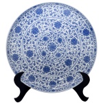 Medalhão em porcelana chinesa, ornamentado em azul cobalto por faixas florais intercaladas por filetes lisos. Verso reproduzindo borda similar, realçado por friso com pétalas de lotus estilizadas. Reprodução de modelo original da dinastia Ming. 59 cm. Este lote encontra-se em Belo Horizonte, MG, e só estará disponível em nossa loja a partir do dia 13 de Outubro.