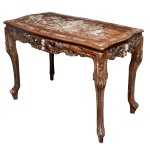 Mesa chinesa em madeira nobre profusamente ornamentada por embutidos em madrepérola. Tampo retangular recortado apresentando cena de viagem com personagens em barcos e caravanas com cavalos. Ao fundo, paisagens e edificações palacianas. Saia vazada com adornos florais centralizando ideogramas. Pernas curvilíneas lavradas no estilo e pés de cachimbo. 43 x 100 x 53 cm. Este lote encontra-se em Belo Horizonte, MG, e só estará disponível em nossa loja a partir do dia 13 de Outubro.