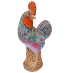 Escultura em porcelana chinesa representando galo, ornamentado em policromia de esmaltes. Apresenta-se de pé sobre tronco. Marca contemporânea sob a base. Séc. XX. 41 x 25 x 13 cm. Este lote encontra-se em Belo Horizonte, MG, e só estará disponível em nossa loja a partir do dia 13 de Outubro.