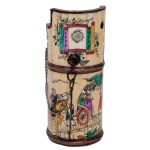 Hookah, cachimbo de água chinês, de formato cilíndrico, construído em osso e metal. Bojo reto com reservatório para água, decorado com paisagem e personagens viajando, ladeado por utensílio de limpeza. Parte superior com aba e base de piteira com arremate. Assinado.  16 x 7 cm. Este lote encontra-se em Belo Horizonte, MG, e só estará disponível em nossa loja a partir do dia 13 de Outubro.