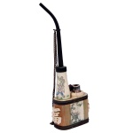 Hookah, cachimbo de água chinês, de formato retangular com laterais arqueadas, construído com elementos em osso e arremates em metal. Bojo reto com reservatório para água, decorado com personagens em reservas policromadas, ladeadas por ideogramas com votos de felicidade. Parte superior com piteira, fornilho e utensílios de limpeza. 24 x 8 cm. Este lote encontra-se em Belo Horizonte, MG, e só estará disponível em nossa loja a partir do dia 13 de Outubro.