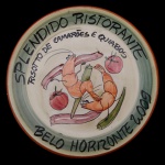 Restaurante da Boa Lembrança - SPLENDIDO RISTORANTE  Risotto de Camarões e Quiabo. Belo Horizonte, 2009. Cerâmica policromada pintada à mão. 26 cm. Este lote encontra-se em Belo Horizonte, MG, e só estará disponível em nossa loja a partir do dia 13 de Outubro.