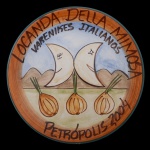 Restaurante da Boa Lembrança. LOCANDA DELLA MIMOSA  Verenikes Italianos. Petrópolis, 2004. Cerâmica policromada pintada à mão. 26 cm. Desgastes na borda. Este lote encontra-se em Belo Horizonte, MG, e só estará disponível em nossa loja a partir do dia 13 de Outubro.