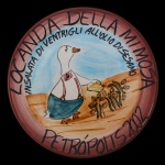 Restaurante da Boa Lembrança. LOCANDA DELLA MIMOSA  Insalara di Ventrigli Alliolio di Sesamo. Petrópolis, 2002. Cerâmica policromada pintada à mão. 26 cm. Este lote encontra-se em Belo Horizonte, MG, e só estará disponível em nossa loja a partir do dia 13 de Outubro.