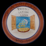 Restaurante da Boa Lembrança. QUADRIFOGLIO  Raviolo Última Luna. Rio, 94. Cerâmica policromada pintada à mão. 26 cm. Este lote encontra-se em Belo Horizonte, MG, e só estará disponível em nossa loja a partir do dia 13 de Outubro.