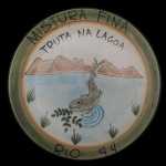 Restaurante da Boa Lembrança. MISTURA FINA  Truta na Lagoa. Rio, 94. Cerâmica policromada pintada à mão. 26 cm. Este lote encontra-se em Belo Horizonte, MG, e só estará disponível em nossa loja a partir do dia 13 de Outubro.