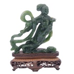 Estatueta chinesa em jade verde camélia representando dançarina com véus. Base em madeira de duas cores, lavrada com frisos e vazada por arabescos. 11 x 10 x 4 cm / base 4 x 12 x 5 cm. Apresenta bicado e colado.Este lote encontra-se em Belo Horizonte, MG, e só estará disponível em nossa loja a partir do dia 13 de Outubro.