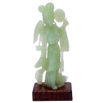 Estatueta chinesa em jade translúcido verde água representando divindade com leque e enxota-moscas nas mãos. Apresenta-se de pé com véus nos ombros. Base retangular em madeira. 19 x 9 x 4 cm / base 2 x 9 x 5 cm.Este lote encontra-se em Belo Horizonte, MG, e só estará disponível em nossa loja a partir do dia 13 de Outubro.