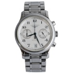 LONGINES  THE MASTER COLLECTION - Relógio de pulso suíço com cronógrafo. Movimento automático, caixa em aço e mostrador branco com data e pequenos mostradores de segundos e minutos. Resistente à água. Pulseira original em aço. Caixa 40 mm. 12 cm fechado.Este lote encontra-se em Belo Horizonte, MG, e só estará disponível em nossa loja a partir do dia 13 de Outubro.