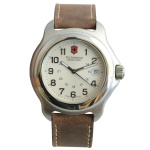 VICTORINOX - SWISS ARMY  No 090115459 - Relógio de pulso suíço, com caixa em aço e vidro em safira, mostrador de cor marfim com data, resistente à água até 100 m de profundidade. Pulseira original em couro marrom pespontado em branco. Caixa 43 mm. 25 cm aberto. Este lote encontra-se em Belo Horizonte, MG, e só estará disponível em nossa loja a partir do dia 13 de Outubro.