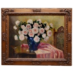 GEORGINA DE ALBUQUERQUE (Taubaté, 1885 - Rio de Janeiro, 1962) - Natureza Morta - Vaso com Flores. Óleo s/ tela. Ass. 78 x 97 cm (MI). 103 x 123 cm (ME). Este lote encontra-se em Belo Horizonte, MG, e só estará disponível em nossa loja a partir do dia 13 de Outubro. Pintora, professora. Aos 15 anos, inicia sua formação artística com o pintor italiano Rosalbino Santoro (1857-1942). Muda-se para o Rio de Janeiro em 1904, matricula-se na Escola Nacional de Belas Artes (Enba) e estuda com Henrique Bernardelli (1858-1936). Em 1906, casa-se com o pintor Lucílio de Albuquerque (1877-1939) e viaja para a França. Georgina de Albuquerque é uma das principais mulheres brasileiras a conseguir firmar-se como artista no começo do século XX. Em suas pinturas, a artista tem como parâmetro o impressionismo e suas derivações. Elas apresentam uma paleta de cores luminosas, empregada com sensibilidade. Os temas mais constantes de Albuquerque são o nu, o retrato e a paisagem. Em Raio de Sol, s.d. ou Dia de Verão, ca.1920, com amplas pinceladas, ela explora as incidências luminosas e a vibração cromática. A partir de 1920, passa a trabalhar com uma paleta mais sóbria e a realizar pinturas com temas da vida popular, como Duas Roceiras, s.d. ou No Cafezal, ca.1930, entre outras.