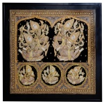 Quadro com painel tailandês de formato quadrangular, com fundo em tecido de algodão preto. Apresenta três medalhões encimados por grande reserva, todos com dançarinas em alto relevo ornamentadas por ricos bordados em seda e realçadas por pequenos adornos coloridos em diversos materiais. Frisos e molduras geométricas, ornados com as mesmas técnicas. 80 x 91 cm (MI). 94 x 106 cm (ME). Este lote encontra-se em Belo Horizonte, MG, e só estará disponível em nossa loja a partir do dia 13 de Outubro.