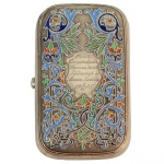 Cigarreira em prata russa decorada em estrutura de coxim, com tampa e caixa em mesmas proporções, e superfície em esmalte cloisonné. Ambas as faces foram decoradas com motivos florais esmaltados em azul, vermelho e verde, trazendo, ao centro, reserva em formato de escudete, sobre a tampa no interior em vermeil com as iniciais E T sob coronel de marquês, e sobre o reverso da caixa com inscrições em caligrafia cirílica, datadas ao fim do texto de 19 de julho de 1905. Interior em vermeil. Comprimento: 0. 085 m. Peso: 117 gramas. Consta de monograma na reserva frontal: "T. E.". Inscrição em alfabeto Cirílico no lado oposto. 8.5 x 5.5 cm. Peso120 gramas. Filigranada e esmaltada em Cloisonée. Banho de ouro VERMEIL no interior, onde encontram-se o CONTRASTE ZOLOTNIK 88- Usadas para peças com Enamels, como as de Fabergé.