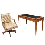 Conjunto de bureau e poltrona, com estrutura em madeira lustrada. Mesa estilo Louis XVI, lavrada com almofadas. Tampo com forração de cor verde. Caixa reta apresentando gavetão ladeado por gavetas. Pernas no formato de colunas de secção quadrangular. Cadeira com encosto retangular, ladeado por braços com montantes filetados e arqueados. Assento com saia lisa apoiada em coluna tubular e pernas com rodinhas. Estofamento capitonê e tacheado, de cor bege. Séc. XX. 77 x 139 x 73 cm (mesa). 92 x 60 x 52 cm (poltrona).