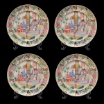 Conjunto de quatro pratos rasos de porcelana Companhia das Índias classificável como China Exportação dito Mandarim. Decoração em reserva por cena cotidiana familiar em policromia de esmaltes. Dinastia Qing (1644-1911). Reinado Daouguang (1821-1850).
