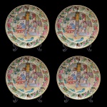 Conjunto de quatro pratos fundos de porcelana Companhia das Índias classificável como China Exportação dito Mandarim. Decoração em reserva por cena cotidiana familiar em policromia de esmaltes. Dinastia Qing (1644-1911). Reinado Daouguang (1821-1850).