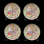 Conjunto de quatro pratos para sobremesa de porcelana Companhia das Índias classificável como China Exportação dito Mandarim. Decoração em reserva por cena cotidiana familiar em policromia de esmaltes. Dinastia Qing (1644-1911). Reinado Daouguang (1821-1850).
