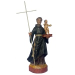 SANTO ANTONIO  Imagem esculpida em madeira policromada representando Santo Antônio  trazendo o Menino Jesus com o globo terrestre na mão. A imagem ainda carrega a cruz na mão direita. Séc. XIX.  48 cm (medida total  imagem e cruz). 42 cm (imagem).