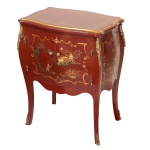 Pequena cômoda estilo Louis XV decorada em chinoiserie, ornamentada por adornos em bronze ormolu. Apresenta cenas palacianas em reservas policromadas sobre fundo em laca de cor vinho. Tampo retangular recortado com friso dourado, apoiado em caixa bombée com par de portas à frente. Ilhargas repetindo o movimento e a decoração. Saia lisa e ondulada com pernas suavemente recurvas. 73 x 57 x 36 cm. Lote pertencente ao acervo de tradicional família paulistana de Américo Moreira dos Santos e Anella Mafalda Malzoni. Este lote encontra-se na residência em SP e a retirada devera ser feita a partir do endereço com a orientação da organizadora do leilão.